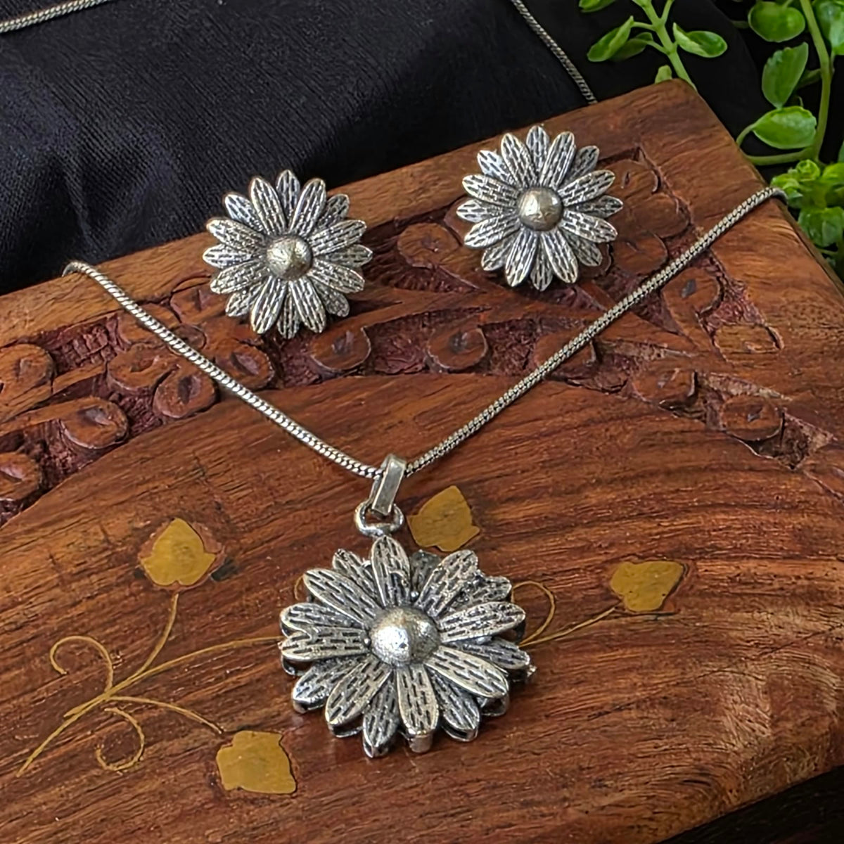 Naari Jewels Daisy Flower Chain Pendent Necklace With Floral Stud Earrings | German Silver Jewellery